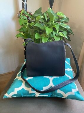 Nine West Black Soft Leather Crossbody Adjustable messenger flap bag VINTAGE